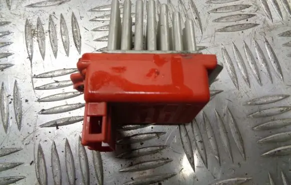 Audi A3 S3 8L Heater blower fan relay 1J0907521