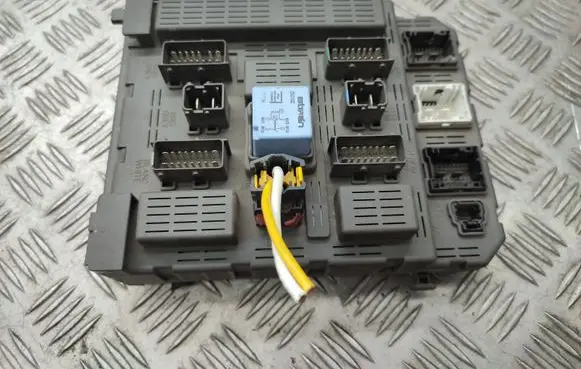 Peugeot 607 Fuse module 9641958680