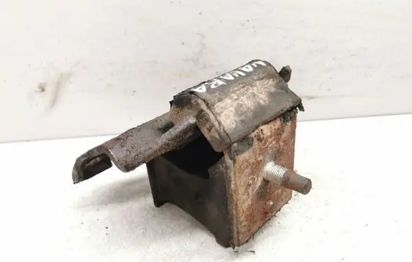 Nissan Navara D40 Engine mount bracket