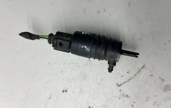Volkswagen PASSAT B6 Windscreen/windshield washer pump