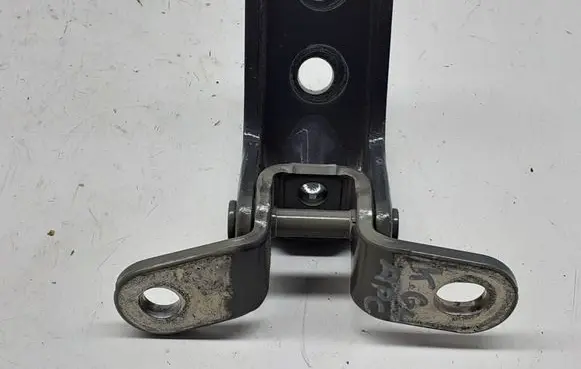 Hyundai Kona I Rear door lower hinge