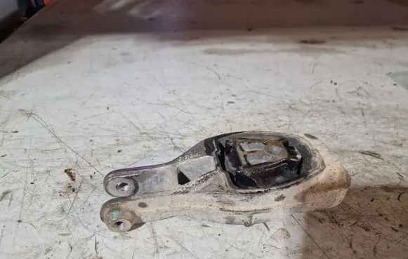 Buick Encore I Engine mount bracket 95248684