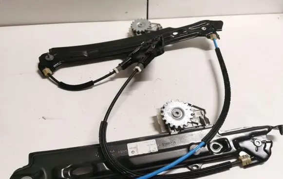 Rear window lifting mechanism without motor