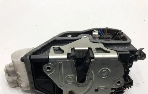 BMW X6 E71 Front door lock 7202143