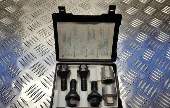 Alfa Romeo Giulia Anti-theft wheel nuts and lock 50547096 68353605AA