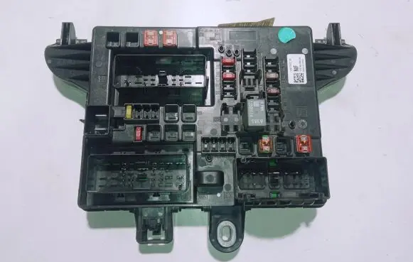 Opel Insignia A Fuse module 13277322 17014636008