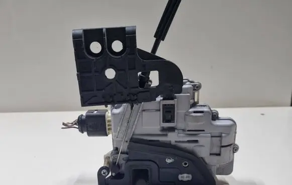 Seat Altea Front door lock 5P0837868A