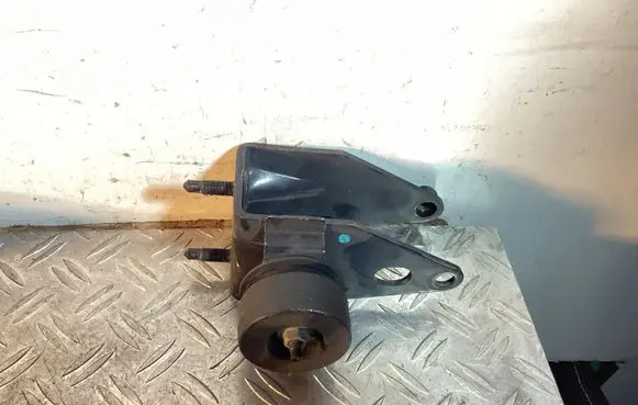 Lexus RX 450H Engine mounting bracket