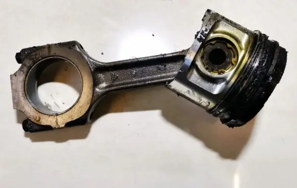 Lancia Lybra Piston with connecting rod