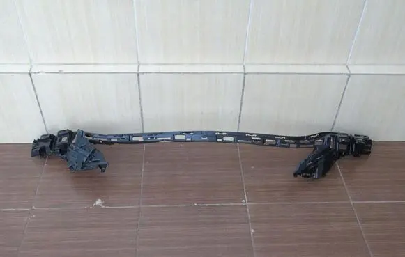 Mercedes-Benz E W212 Front bumper mounting bracket 2128854965