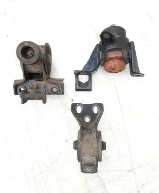 Mazda MPV II LW Engine mount bracket LD7139040