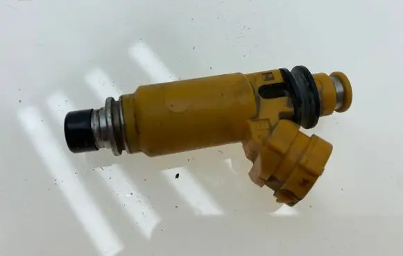 Subaru Legacy Fuel injector 16611AA