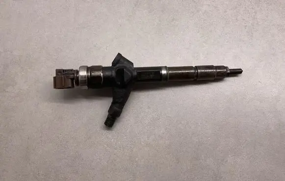 Nissan X-Trail T30 Fuel injector AW402AW4 08G02773
