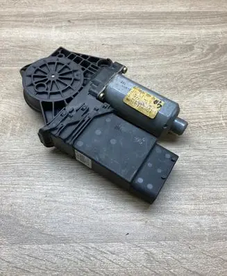 Volkswagen PASSAT B5 Front door window regulator motor 119107100 0572500