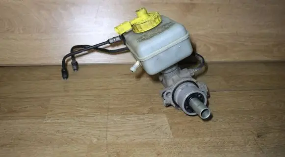 Volkswagen Golf IV Master brake cylinder 21027099