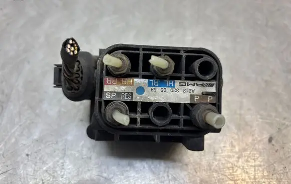 Mercedes-Benz E AMG W212 Air suspension valve block A2123200558