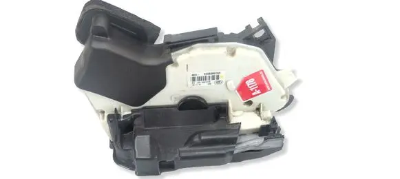 Volkswagen PASSAT B8 Rear door lock 5E0839016A
