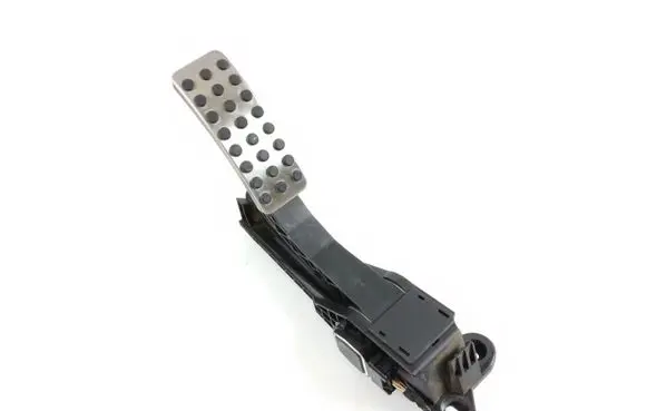 Accelerator throttle pedal
