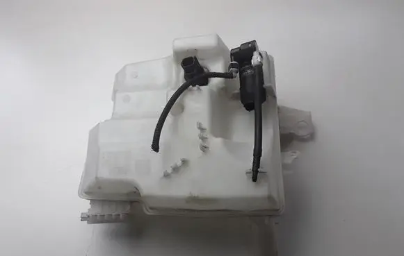 Ford Focus Windshield washer fluid reservoir/tank BV6117B613CA