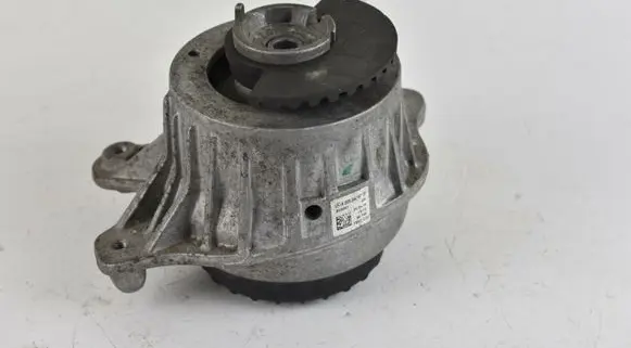 Mercedes-Benz C W204 Engine mount bracket