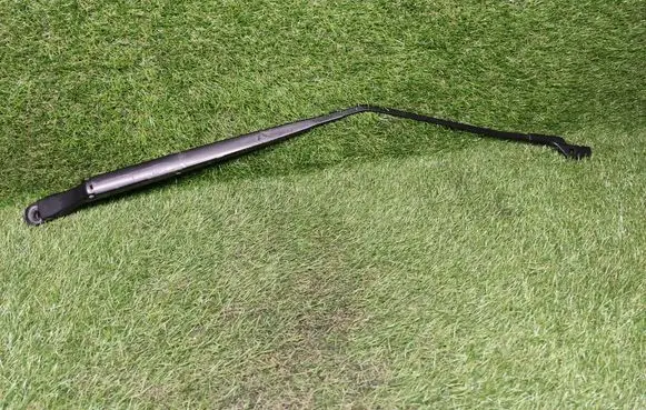 Front wiper blade arm