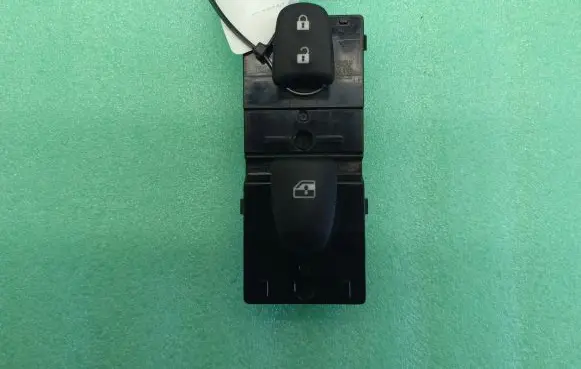 Nissan Qashqai Electric window control switch