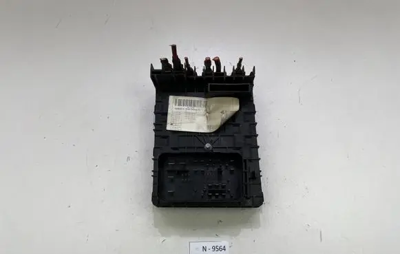 Volkswagen Touran I Fuse module 01718130