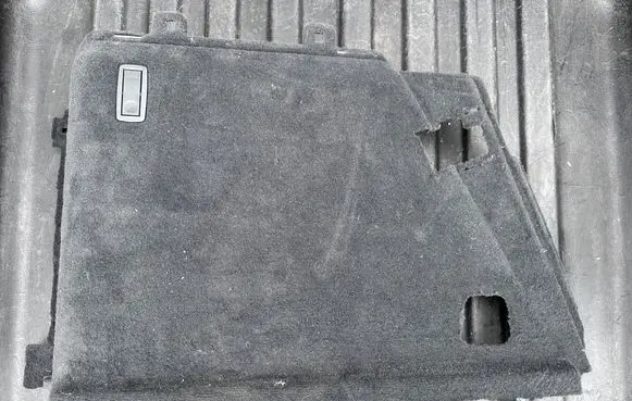 Trunk/boot lower side trim panel