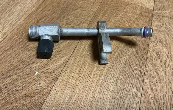 Volkswagen PASSAT B5 Air conditioning (A/C) pipe/hose 