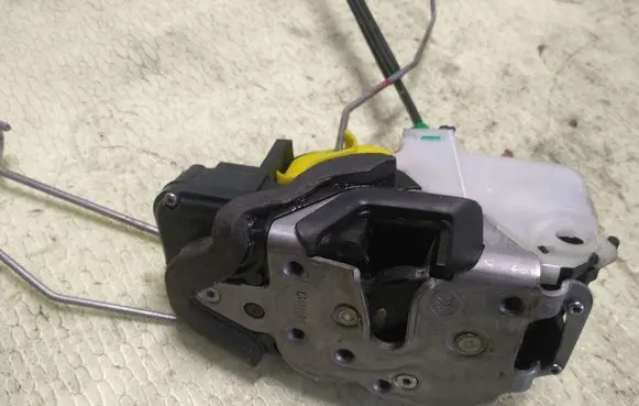 Chevrolet Trax Front door lock A081876