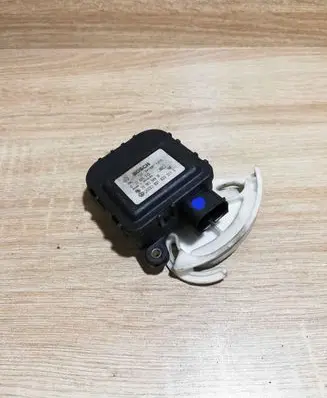 Volkswagen PASSAT B5 Air flap motor/actuator 0132801115 8D1820511E