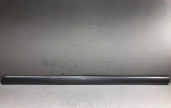 Rear fender molding trim