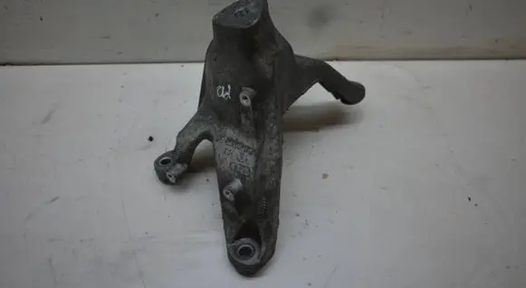 Engine mounting bracket