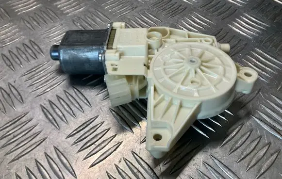 Mercedes-Benz C W204 Front door window regulator motor A2048200142