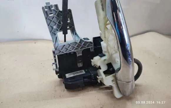 KIA Sportage Front door lock 813103U020