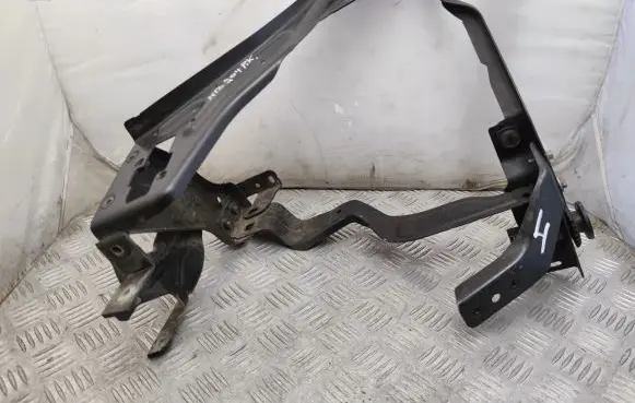 Mercedes-Benz C W204 Headlight/headlamp mounting bracket A2046201191