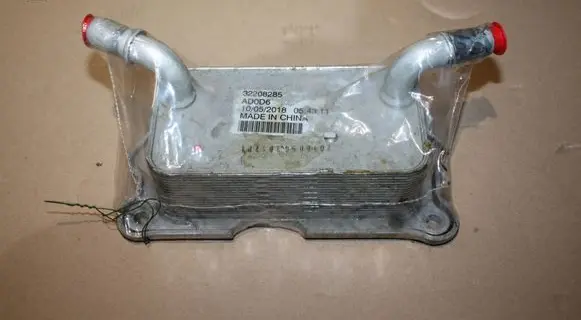 Volvo XC40 Engine oil radiator 32208285