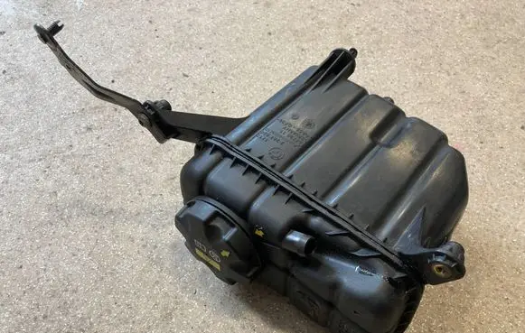 BMW M4 F82 F83 Coolant expansion tank/reservoir 2284600