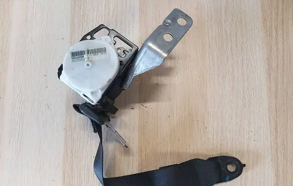 Rear seatbelt
