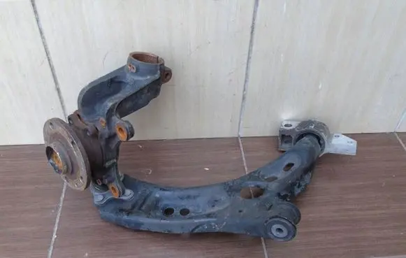 Volkswagen Golf Plus Front wheel hub spindle knuckle 1K08N