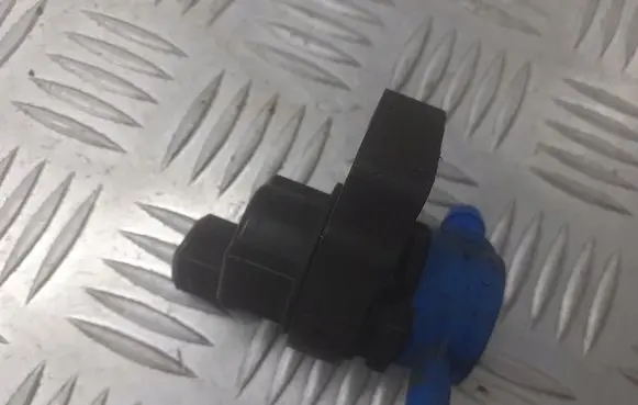 Mercedes-Benz C W203 Vacuum valve 0004703393