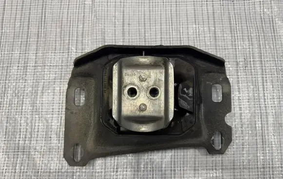 Citroen C5 Aircross Gearbox mount 9813699680
