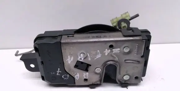 Opel Zafira B Rear door lock 13218743