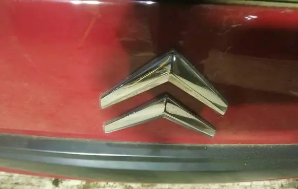 Manufacturer badge logo/emblem