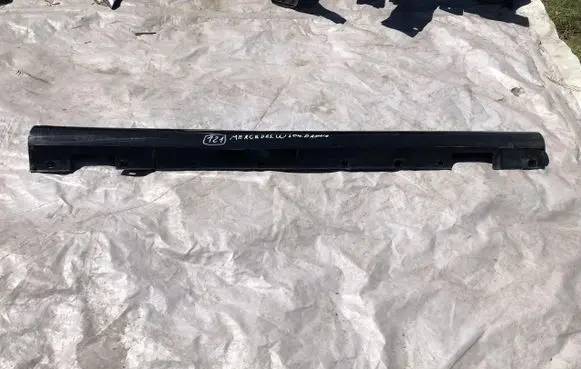 Mercedes-Benz C W204 Front sill (body part) A2046981454