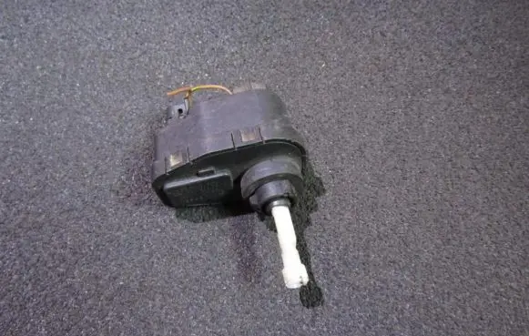 Opel Vectra A Headlight level adjustment motor 0132008306