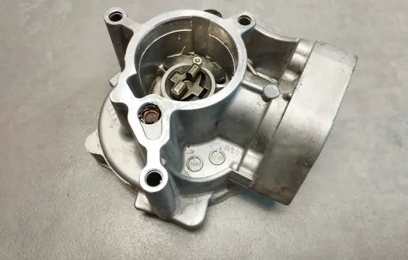 Volkswagen Golf VII Vacuum pump 06L145100F
