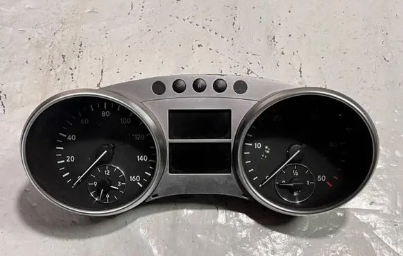 Mercedes-Benz ML W164 Speedometer (instrument cluster) A2515400748 A2515402411 A2514420421