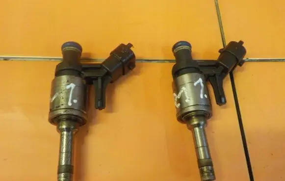 Peugeot 207 Fuel injector V752835180