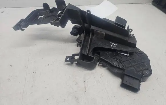 Jaguar XF X250 Front door lock 6W8A21813GD